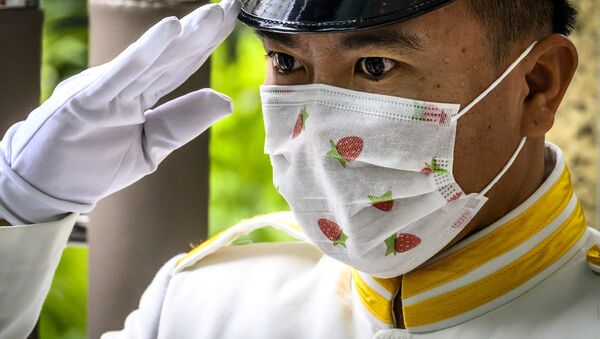 Сотрудник охраны в маске в Бангкоке  - Sputnik Moldova-România
