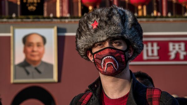 Турист в защитной маске на площади Тяньаньмэнь в Пекине - Sputnik Moldova-România