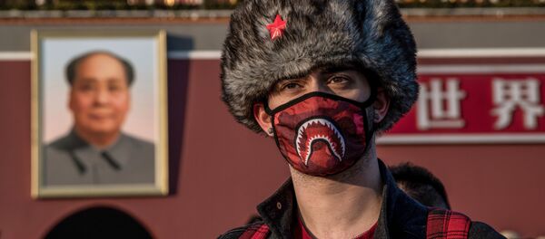 Турист в защитной маске на площади Тяньаньмэнь в Пекине Турист в защитной маске на площади Тяньаньмэнь в Пекине - Sputnik Moldova-România