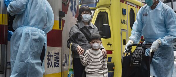 Женщина с ребенок в защитных масках рядом с автомобилем скорой помощи на одной из улиц в Гонконге. Женщина с ребенок в защитных масках рядом с автомобилем скорой помощи на одной из улиц в Гонконге. - Sputnik Молдова