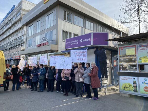 Пресса без шаговой доступности: в столице сносят киоски, продавцы протестуют Пресса без шаговой доступности: в столице сносят киоски, продавцы протестуют - Sputnik Молдова
