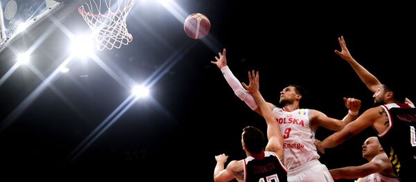 Игроки в матче группового этапа чемпионата мира по баскетболу 2019 между сборными командами Польши и России - Sputnik Молдова