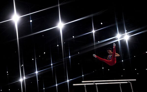 Артур Далалоян выполняет упражнения на брусьях на чемпионате мира по спортивной гимнастике в Штутгарте - Sputnik Молдова