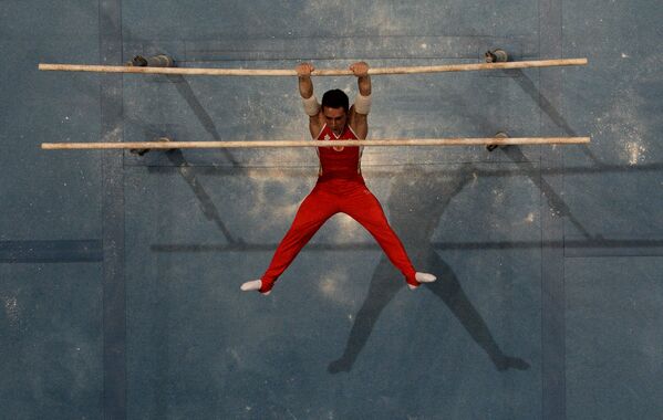 Давид Белявский выполняет упражнения на брусьях в индивидуальном многоборье спортивной гимнастики среди мужчин на II Европейских играх в Минске - Sputnik Молдова