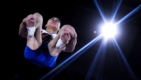 Никита Нагорный выполняет опорный прыжок в личном многоборье среди мужчин на чемпионате мира по спортивной гимнастике в Штутгарте - Sputnik Молдова