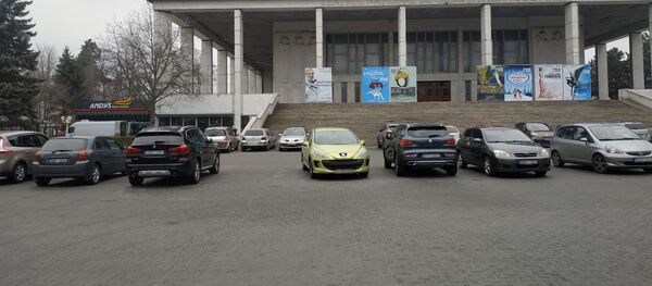 Автомобили, припаркованные у Театра оперы и балета - Sputnik Молдова