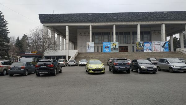 Автомобили, припаркованные у Театра оперы и балета - Sputnik Молдова