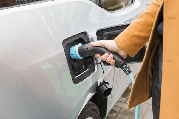 Инновации в быту - в Кишиневе появятся станции зарядки электромобилей - Sputnik Молдова