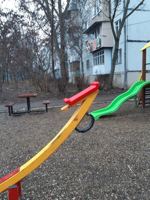 Разгул вандализма в Бельцах - неизвестные уничтожают детские площадки Разгул вандализма в Бельцах - неизвестные уничтожают детские площадки - Sputnik Молдова