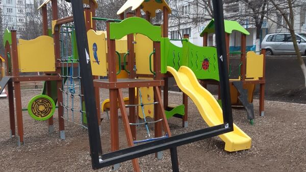 В Бельцах неизвестные уничтожают детские площадки - Sputnik Молдова