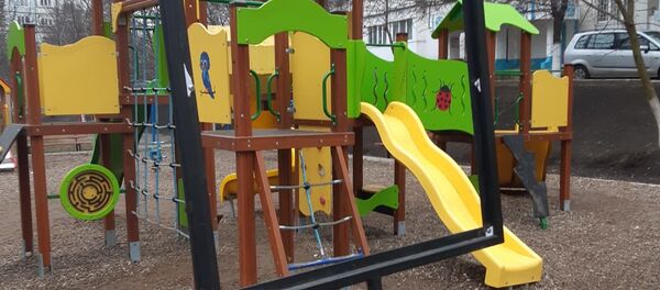 В Бельцах неизвестные уничтожают детские площадки - Sputnik Молдова