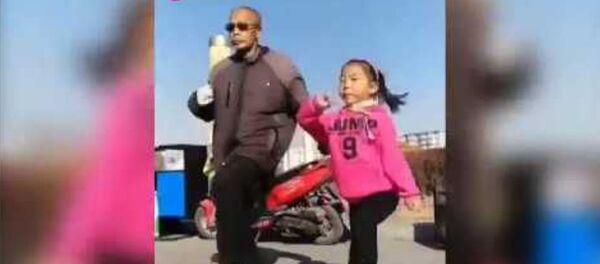 Этот дед покорил интернет. Танцем! - Sputnik Молдова