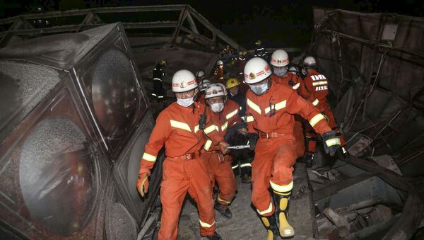 Спасатели выносят раненого из-под обломков разрушенной гостиницы в Цюаньчжоу, - Sputnik Moldova-România