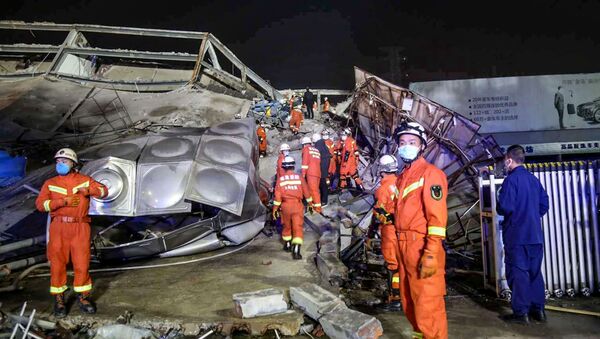 Спасатели работают в развалинах разрушенного отеля в Цюаньчжоу - Sputnik Moldova