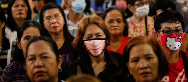 Филиппинские католики на молитве в храме - Sputnik Moldova