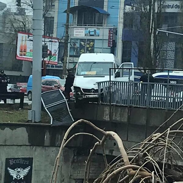 La un pas de tragedie: Un microbuz, pe cale să se prăbușească de pe un pod - Foto La un pas de tragedie: Un microbuz, pe cale să se prăbușească de pe un pod - Foto - Sputnik Moldova