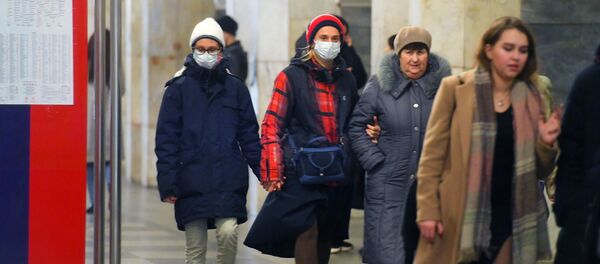 Пассажиры московского метро в медицинских масках Пассажиры московского метро в медицинских масках - Sputnik Молдова
