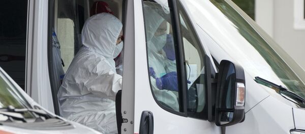 Personalul Crucii Roșii se pregătește pentru transportul unui pacient cu Coronavirus în timpul unei simulări, Roma - Sputnik Moldova