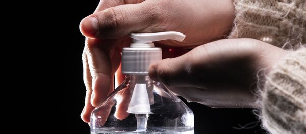 бутылка с водно-спиртовым дезинфицирующим средством для рук - Sputnik Moldova