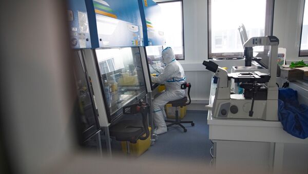 Оператор лаборатории, носящий защитное снаряжение, проводит испытания в исследовательской лаборатории  - Sputnik Moldova-România