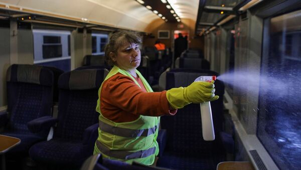 Уборочный персонал использует дезинфицирующие средства для очистки поезда румынской железнодорожной службы - Sputnik Moldova-România