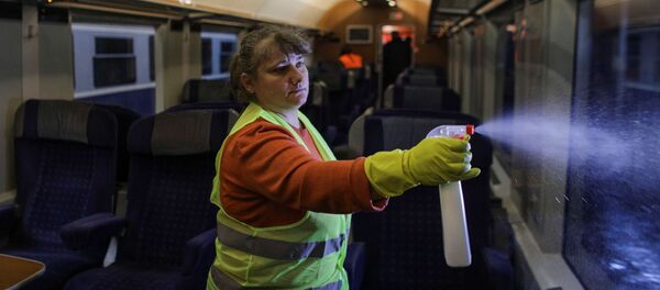 Уборочный персонал использует дезинфицирующие средства для очистки поезда румынской железнодорожной службы Уборочный персонал использует дезинфицирующие средства для очистки поезда румынской железнодорожной службы - Sputnik Молдова