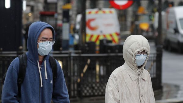 парень с девушкой в лицевой маске из-за распространения коронавируса - Sputnik Moldova