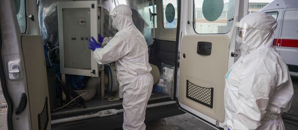 Personalul Crucii Roșii se pregătește pentru transportul unui pacient cu Coronavirus în timpul unei simulări, Roma Personalul Crucii Roșii se pregătește pentru transportul unui pacient cu Coronavirus în timpul unei simulări, Roma - Sputnik Moldova