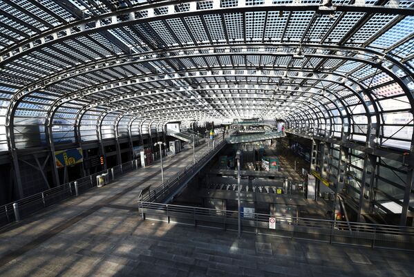 Пустой железнодорожный вокзал в Турине, Италия - Sputnik Молдова