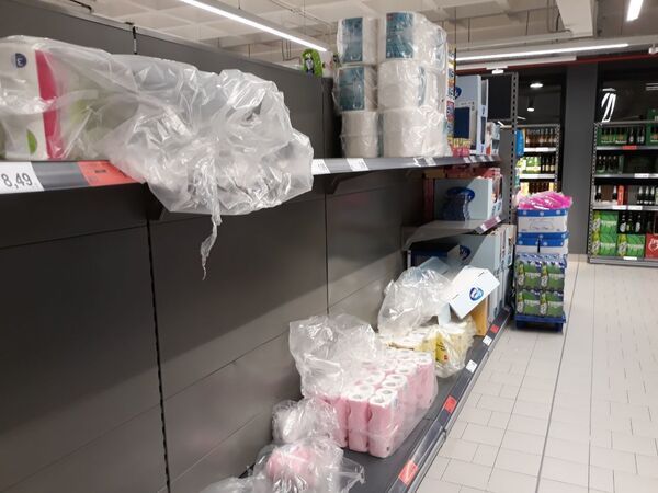 Coronavirus România la hipermarket sau ce ia lumea când se sperie. Galerie foto Coronavirus România la hipermarket sau ce ia lumea când se sperie. Galerie foto - Sputnik Moldova-România