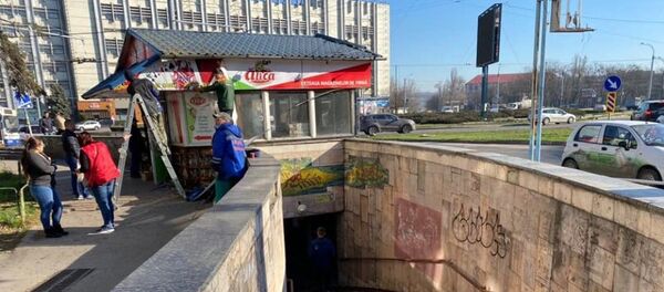 Помещения подземных переходов в Кишиневе начинают освобождать от торговых точек, многие из которых располагались там незаконно. Помещения подземных переходов в Кишиневе начинают освобождать от торговых точек, многие из которых располагались там незаконно. - Sputnik Молдова