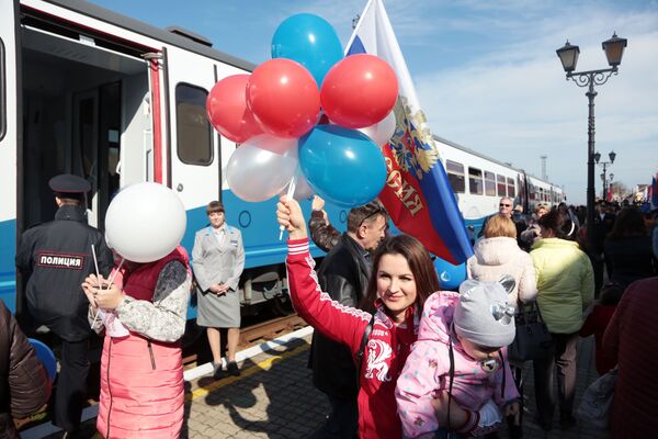 Пассажиры во время открытия пригородного железнодорожного сообщения между Крымом и Краснодарским краем - Sputnik Молдова
