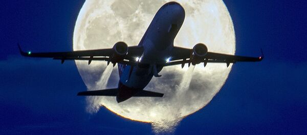 Самолет на фоне полнолуния  - Sputnik Молдова