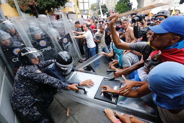 Столкновения оппозиционных протестующих с полицией в Каракасе, Венесуэла - Sputnik Молдова