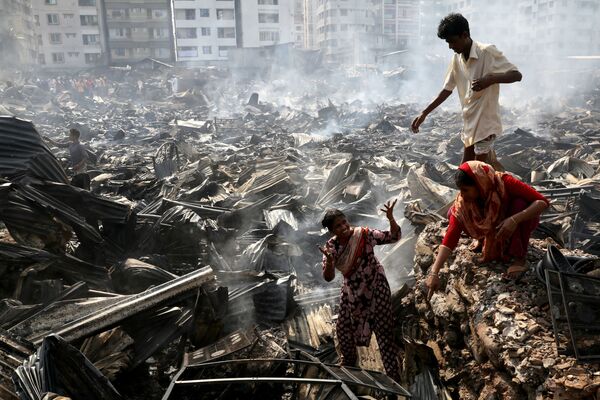 Последствия пожара в трущобах Дакки, Бангладеш - Sputnik Молдова