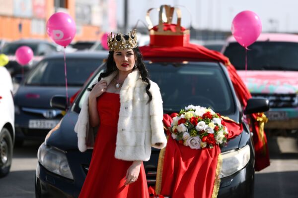Участница автопробега, посвященного празднику 8 марта, в Ростове-на-Дону - Sputnik Молдова