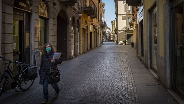 Женщина в маске но одной из улиц Новары, Италия - Sputnik Молдова
