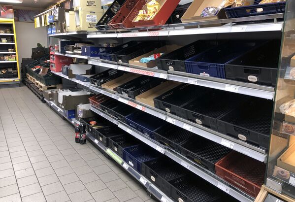 Пустые прилавки в супермаркете в Копенгагене, Дания  - Sputnik Молдова