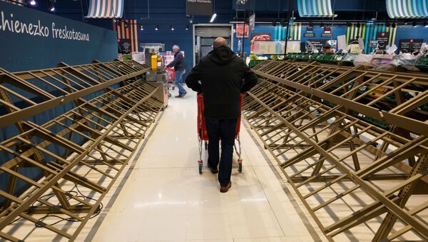 Мужчина у пустых прилавков в супермаркете, Испания - Sputnik Молдова