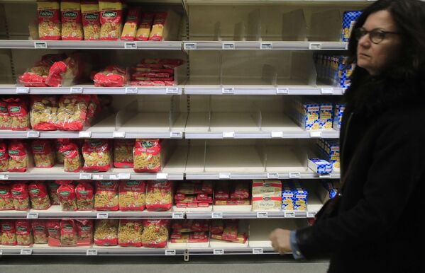 Женщина у пустого прилавка в супермаркете в Париже - Sputnik Молдова