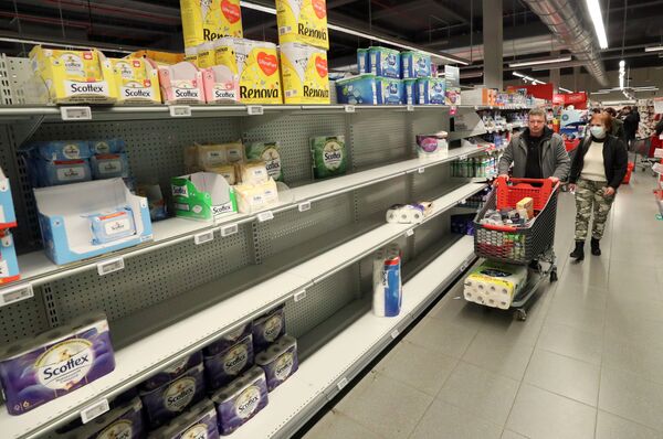 Покупатели у пустых прилавков в супермаркете в Бельгии - Sputnik Молдова
