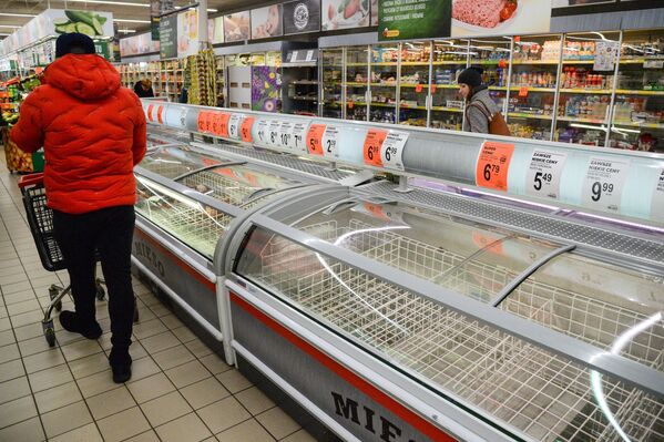 Покупатели в продуктовом магазине в Варшаве - Sputnik Молдова