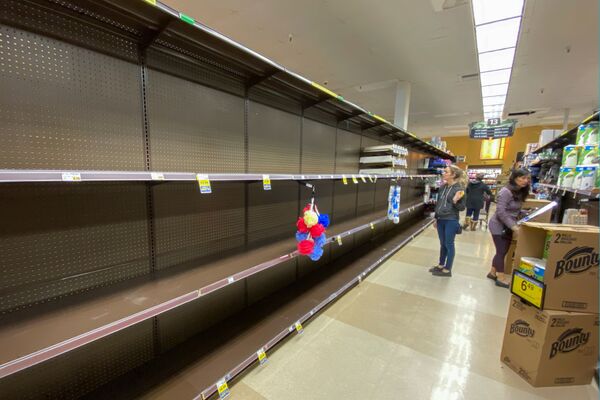 Покупатели у пустых прилавков в супермаркете в Энсинитасе, США - Sputnik Молдова