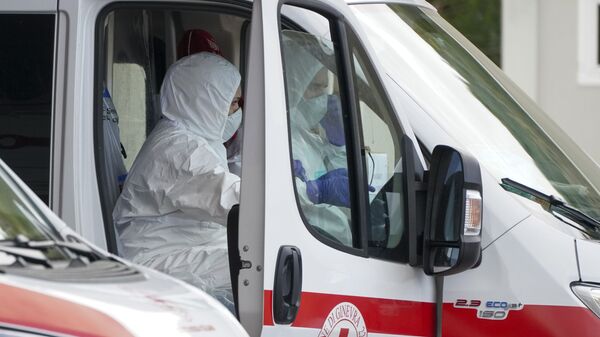 Personalul Crucii Roșii se pregătește pentru transportul unui pacient cu Coronavirus în timpul unei simulări, Roma - Sputnik Moldova-România