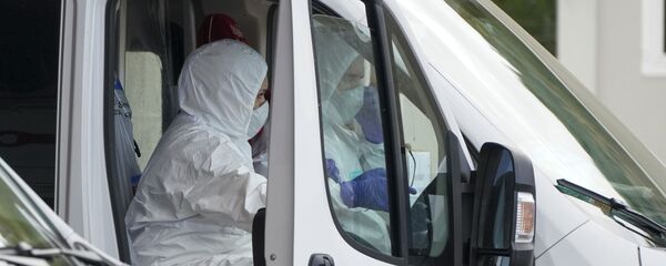 Personalul Crucii Roșii se pregătește pentru transportul unui pacient cu Coronavirus în timpul unei simulări, Roma - Sputnik Moldova