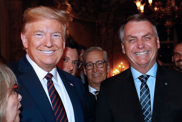 Президент США Дональд Трамп и бразильский президент Жаир Болсонару со своим пресс-секретарем Fabio Wajngarten во время встречи  - Sputnik Молдова