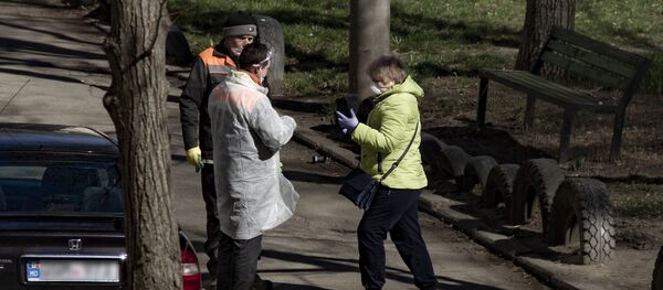 Angajații SEL-urilor dezinfectează blocurile locative în Chișinău - Sputnik Moldova