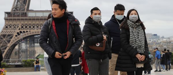 Oamenii se plimbă lângă Turnul Eiffel - Sputnik Moldova