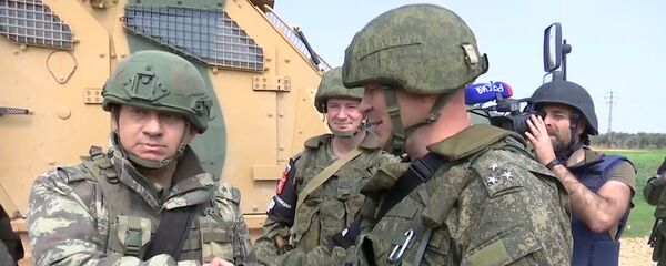 Эксклюзивные кадры: российские и турецкие военные провели первое патрулирование в Идлибе Эксклюзивные кадры: российские и турецкие военные провели первое патрулирование в Идлибе - Sputnik Молдова