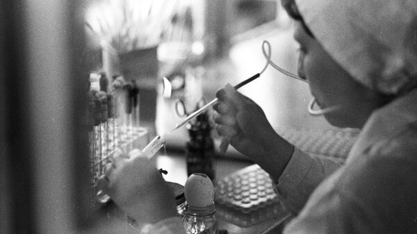 Institutul URSS de cercetare a gripei. Cercetări pe embrioni de găină (1972) - Sputnik Moldova-România